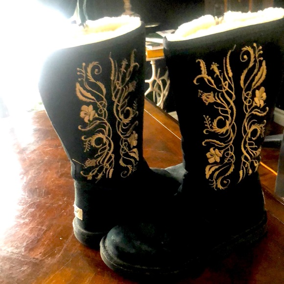 Great looking UGG black suede boots, just below the knee. Great condition! - Picture 2 of 6